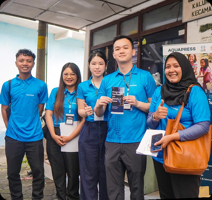 Tim relawan Aquapress bersama warga