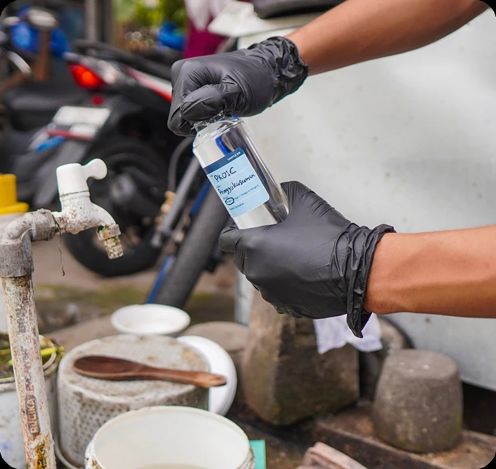 Pengambilan sampel air untuk diuji